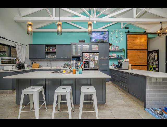 4 BEDROOM FREEHOLD FOR SALE IN COWIES HILL
